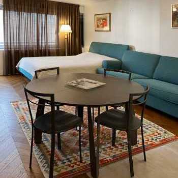 Letto e divano Samoa, tavolo e sedie Arredo3